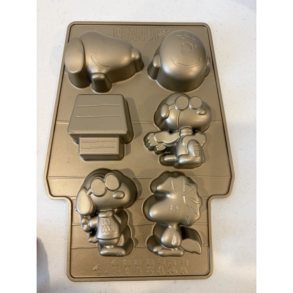 Williams And Sonoma Peanuts Snoopy Cast Aluminum Cakelet Pan New - Picture 8 of 10